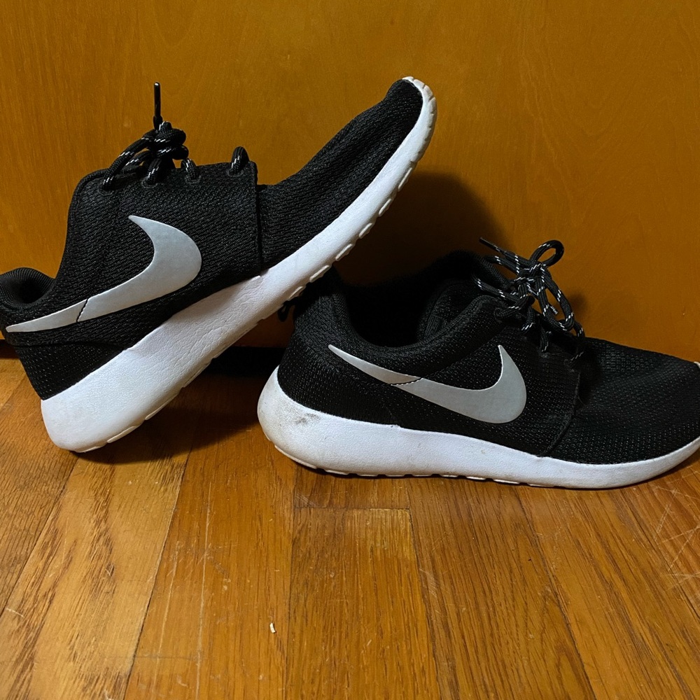 Back and White Nike Roshe One